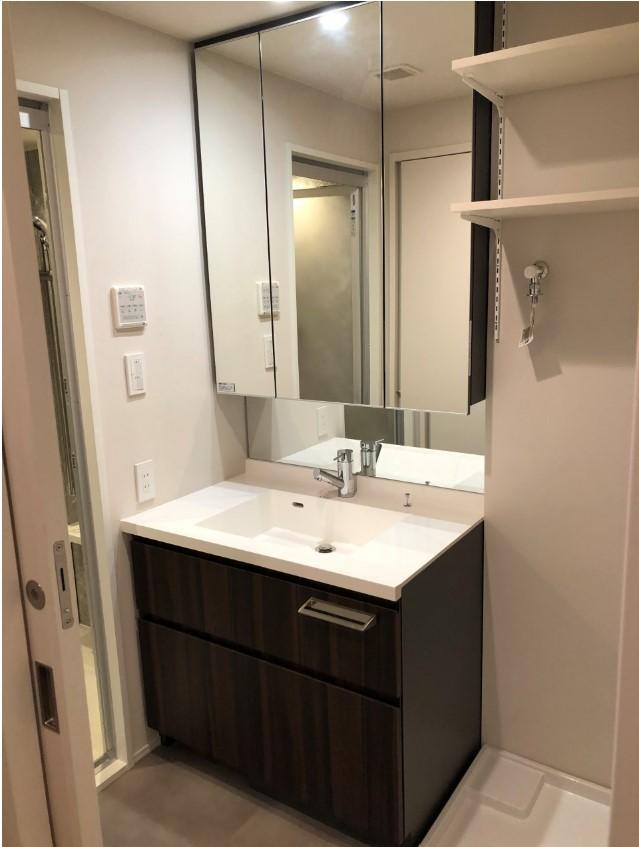 ３面鏡の独立洗面台。