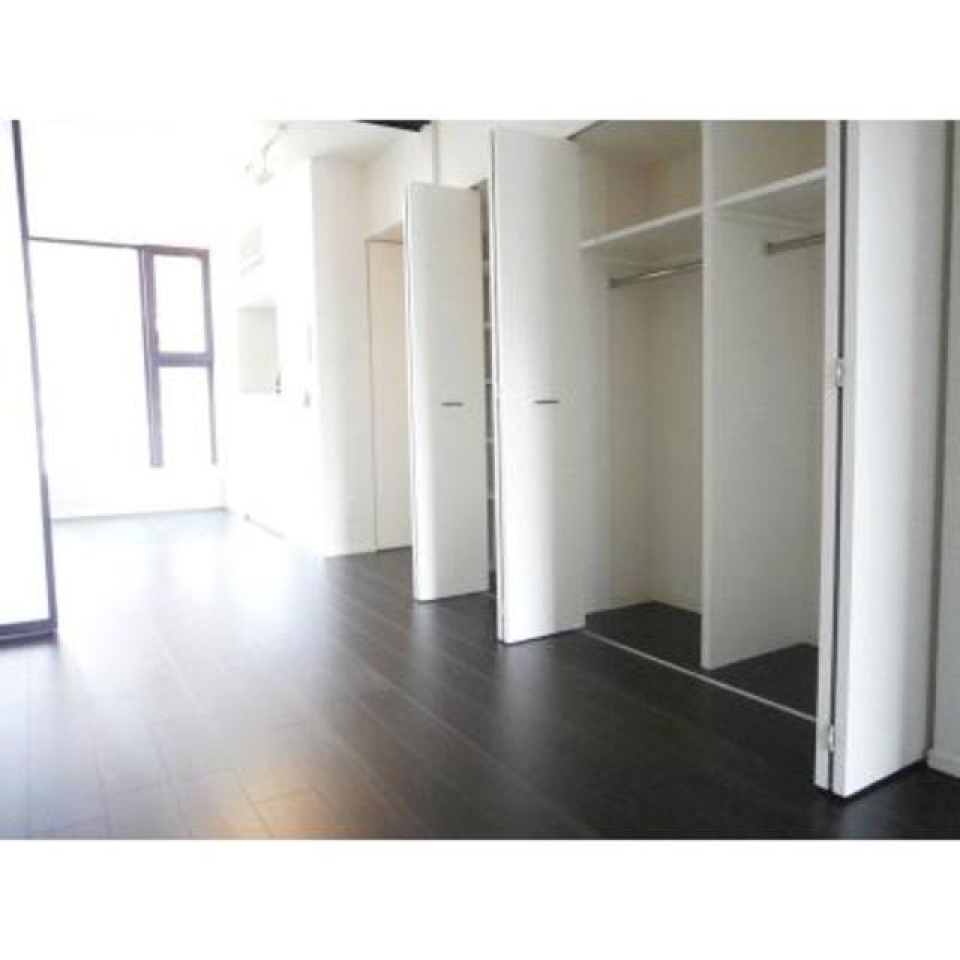 洋室の収納を開けた時の様子。※写真は同タイプ住戸です。