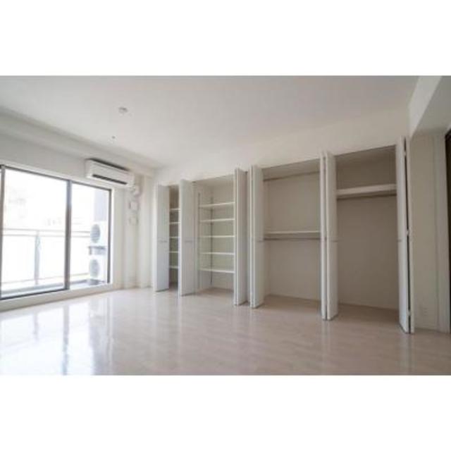 壁一面収納でたっぷりしまえます※写真は同タイプ住戸です。