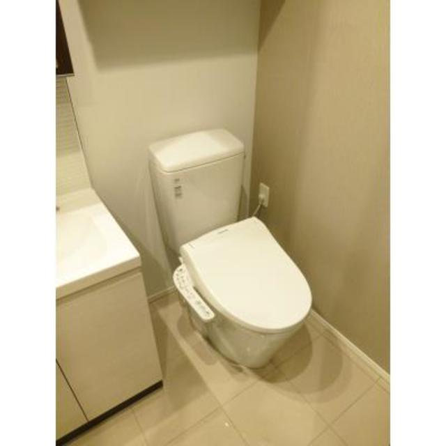 トイレは洗面台とトイレはお隣同士です。※写真は同タイプ住戸です。