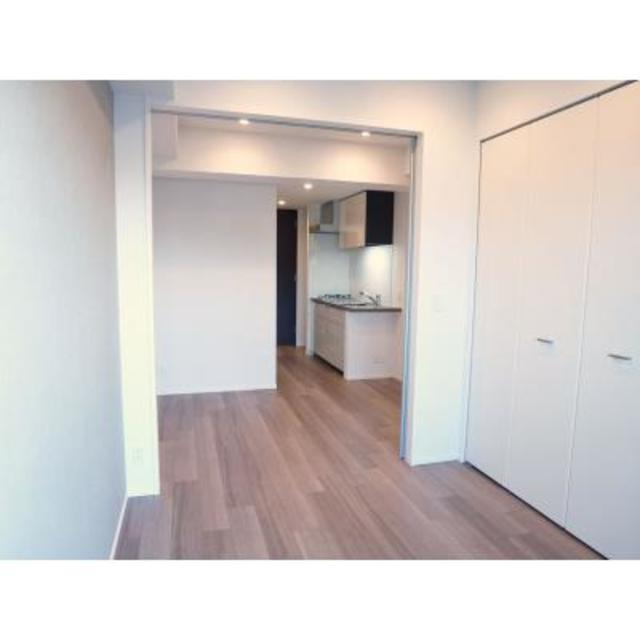 ６．４帖のダイニングキッチンと３．３帖の洋室です。※写真は同タイプ住戸です。