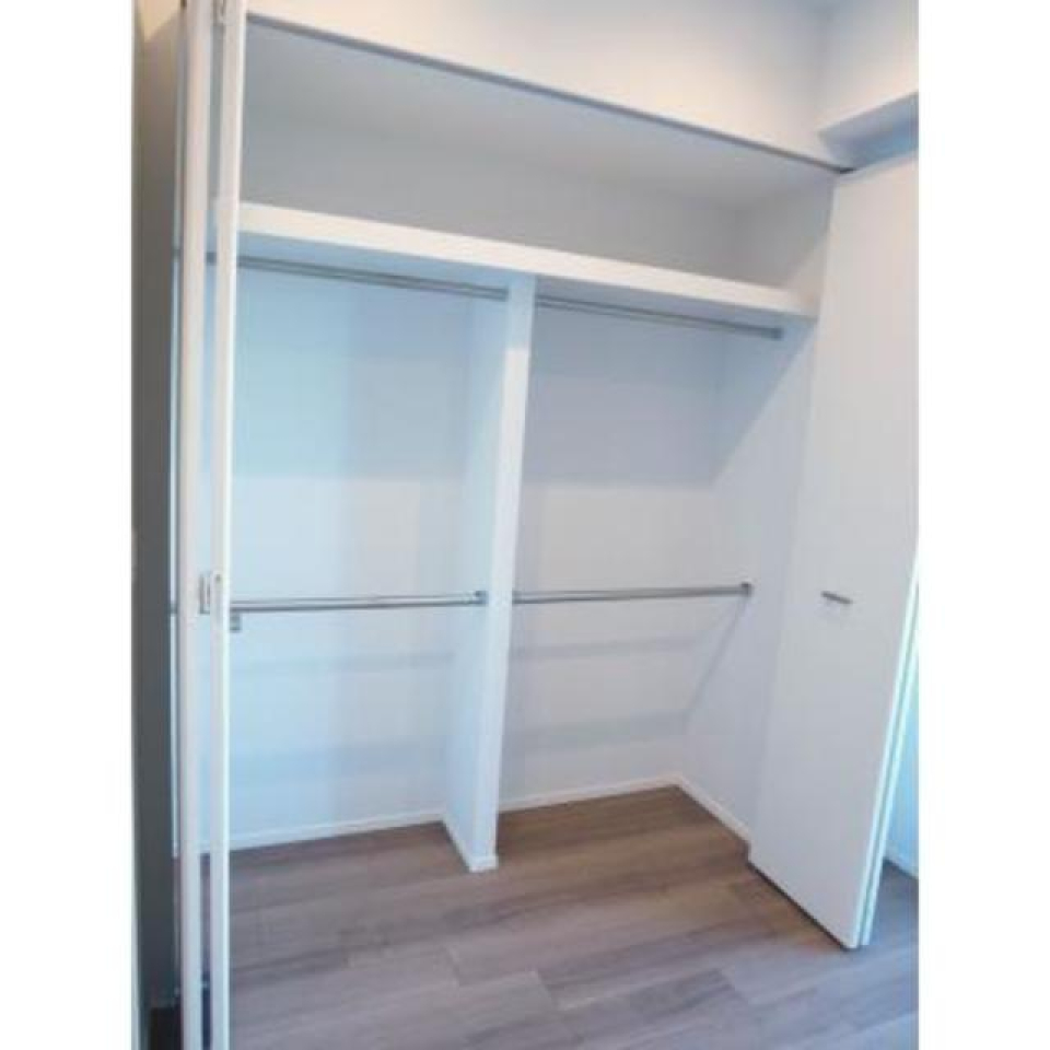クローゼットを開けた時の様子。※写真は同タイプ住戸です。