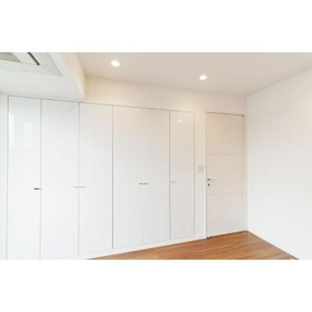 ７．９帖の洋室には豊富なストレージがあります。※写真は同タイプ住戸です。