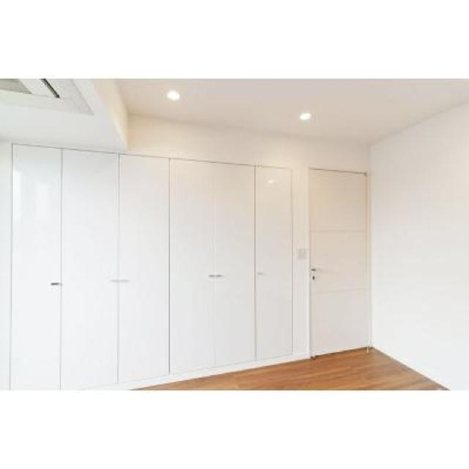 ７．９帖の洋室には豊富なストレージがあります。※写真は同タイプ住戸です。