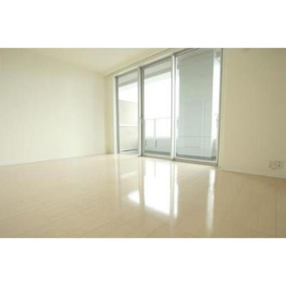 白っぽい色味の温かみのあるお部屋※写真は同タイプ住戸です。