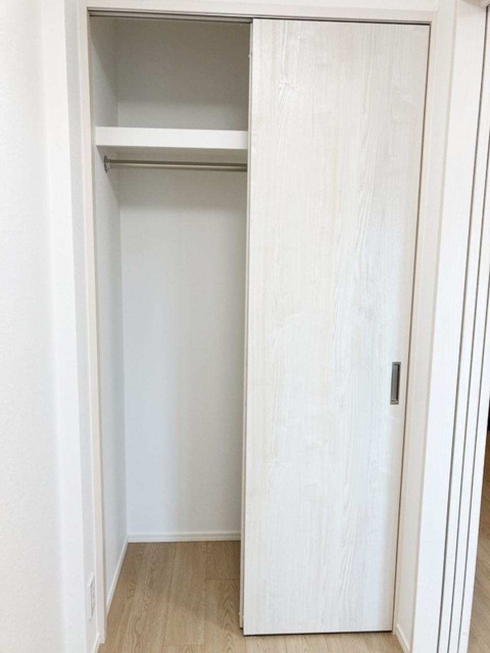 収納を開けた時の様子。※写真は同タイプ住戸です。