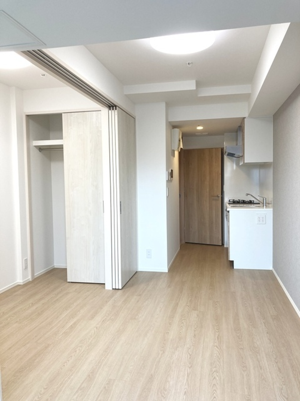 ７．６帖のダイニングキッチンと洋室が広がります。※写真は同タイプ住戸です。