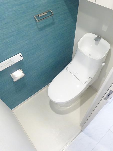 ブルーの壁紙がカワイイトイレです。