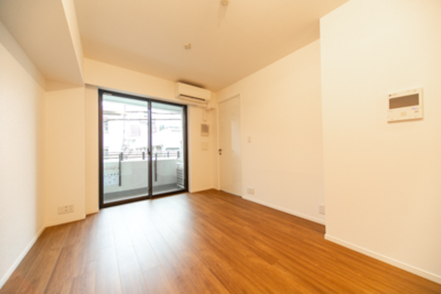 リビングからバルコニーへアクセスができます。※写真は同タイプ住戸です。