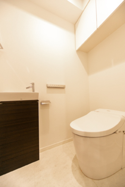 棚があるので掃除用具など整理整頓しやすそうですね。※写真は同タイプ住戸です。