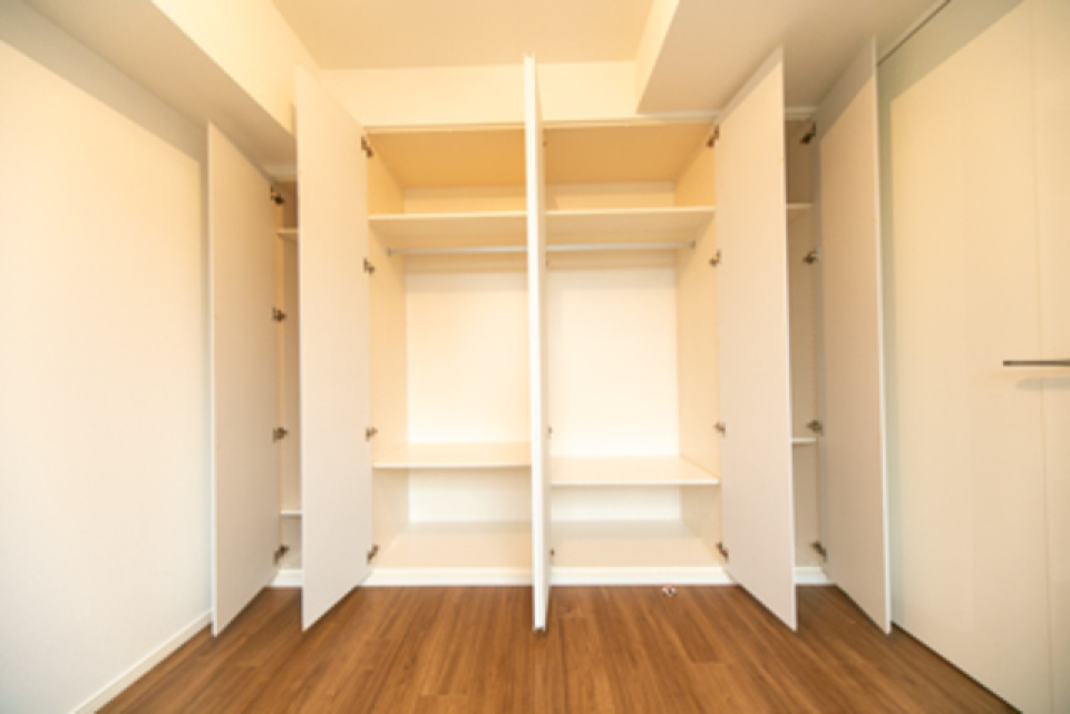 収納を開けた時の様子。※写真は同タイプ住戸です。