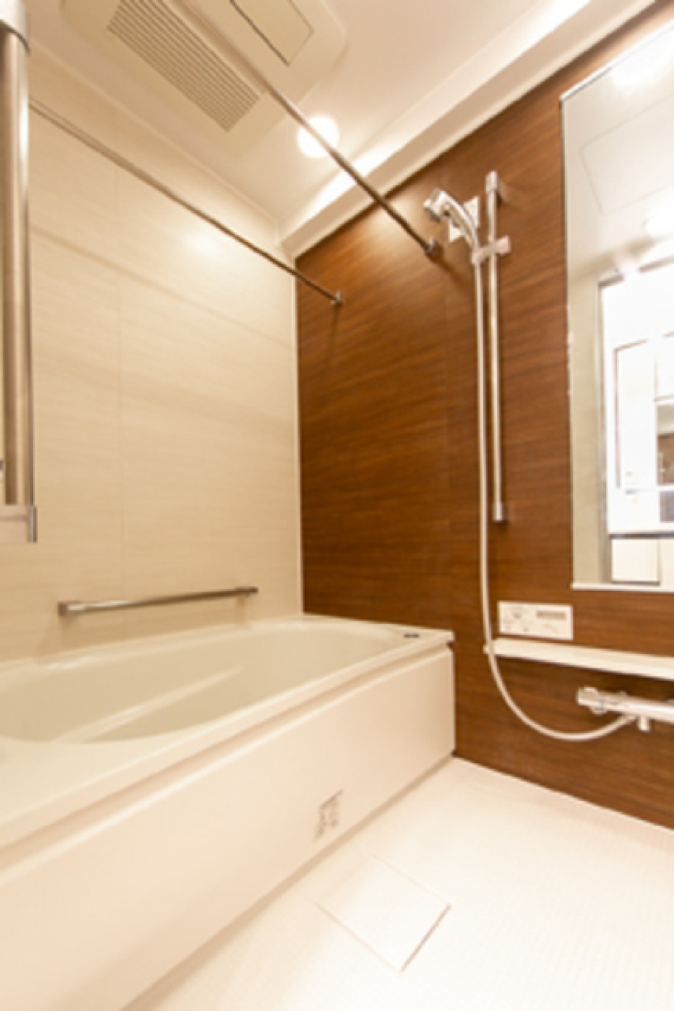 木目調のパネルがオシャレな浴室です。※写真は同タイプ住戸です。