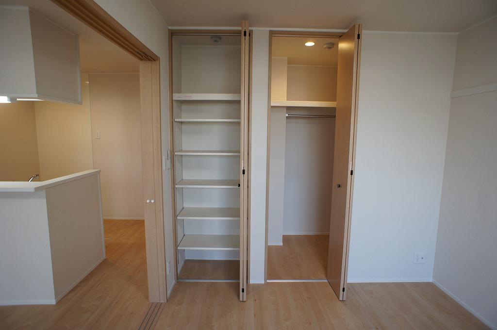 洋室の収納を開けた時の様子。ウォークインクローゼットもあります。