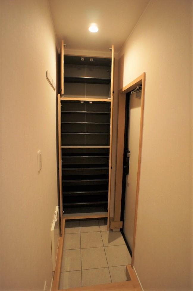 玄関のシューズボックスを開けた時の様子。