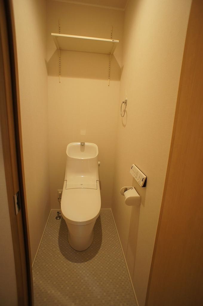 棚があるので掃除用具など整理整頓しやすそうですね