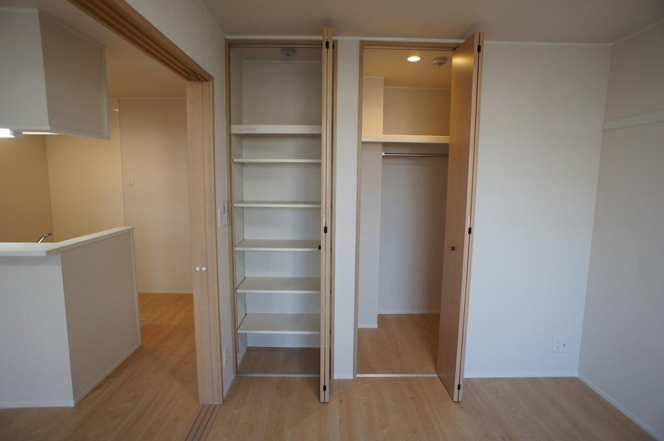 洋室の収納を開けた時の様子。ウォークインクローゼットもあります。