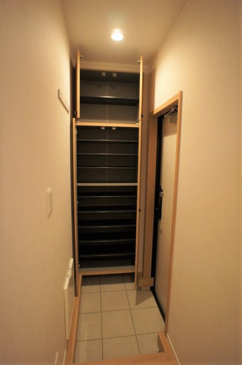 玄関のシューズボックスを開けた時の様子。