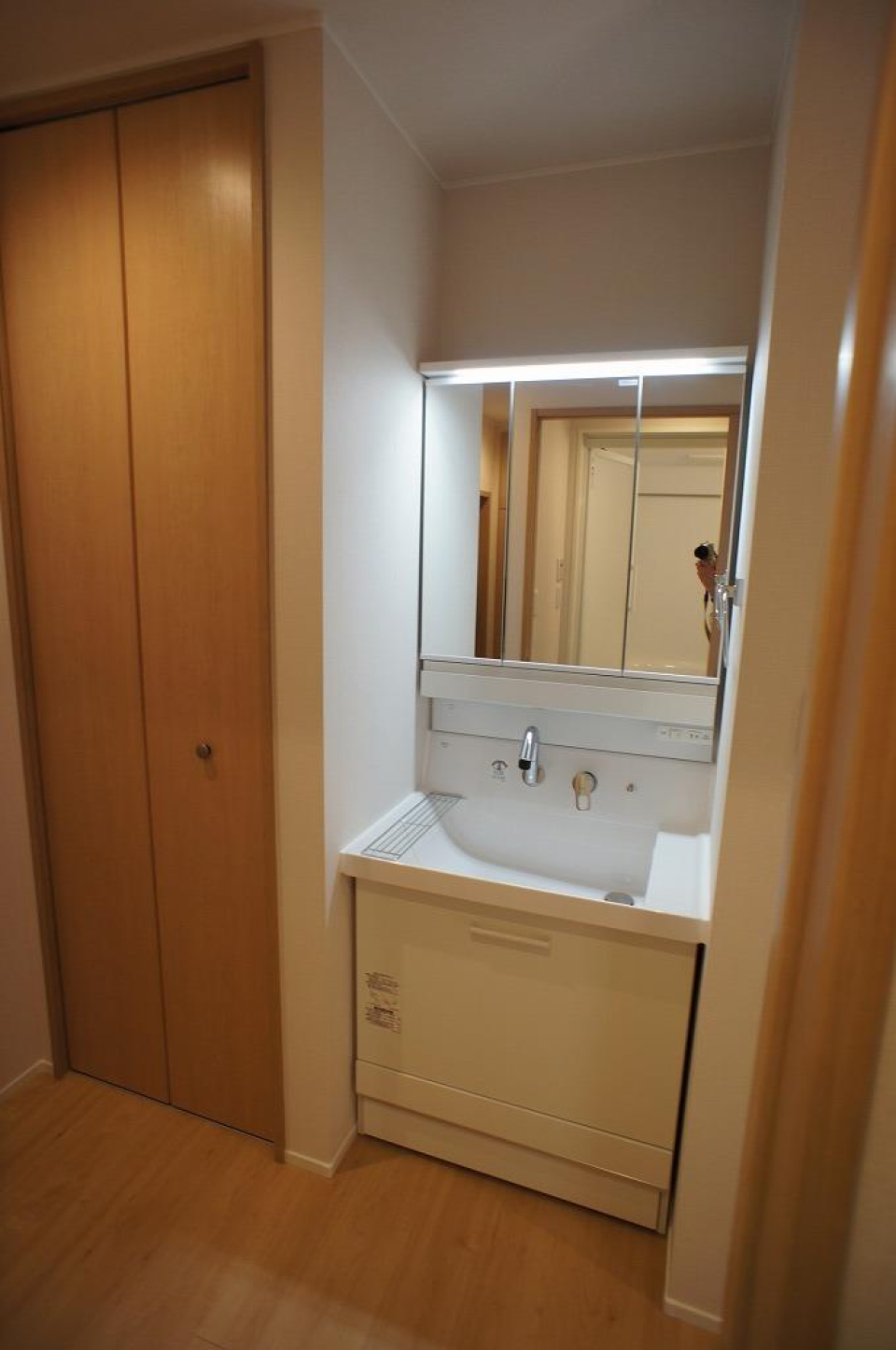 独立洗面台の横にはちょっとした収納があります。