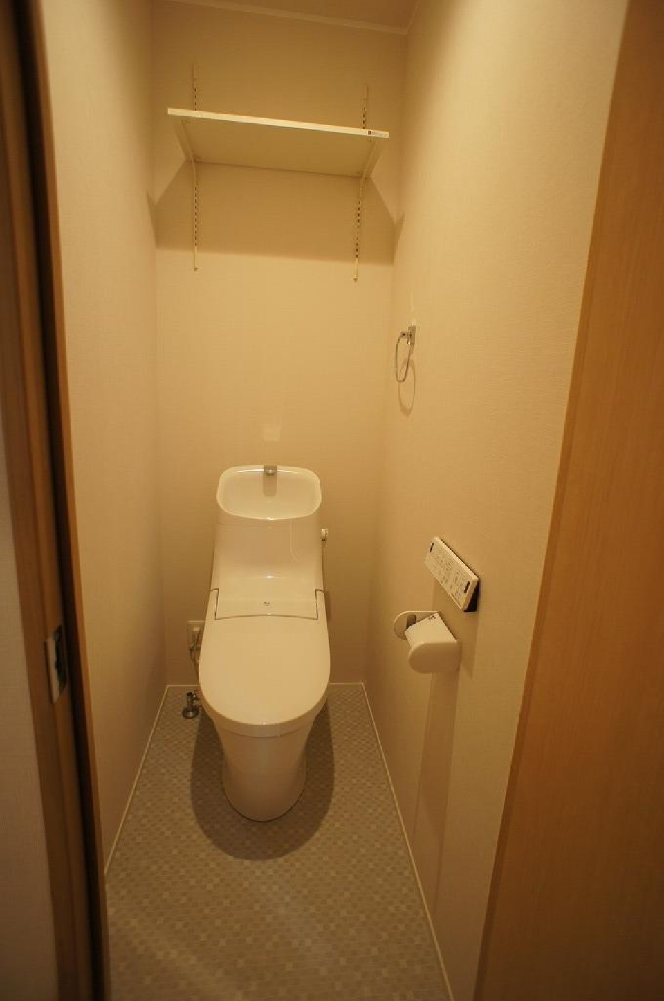 棚があるので掃除用具など整理整頓しやすそうですね