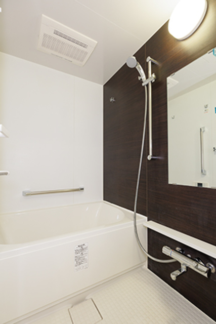 ダークトーンのパネルが採用された浴室。※写真は同タイプ住戸です。