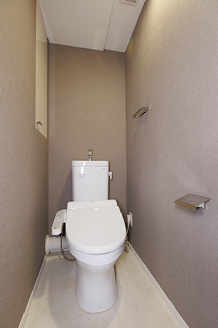 トイレの中の壁紙は高級感のあるアッシュベージュカラーです。※写真は同タイプ住戸です。