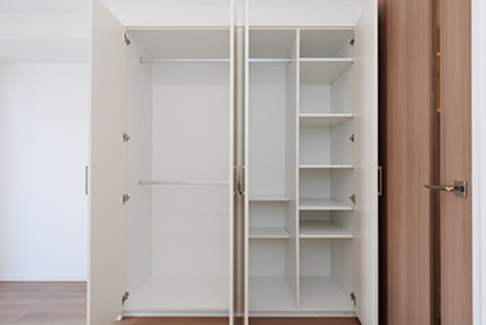 収納を開けた時の様子。※写真は同タイプ住戸です。