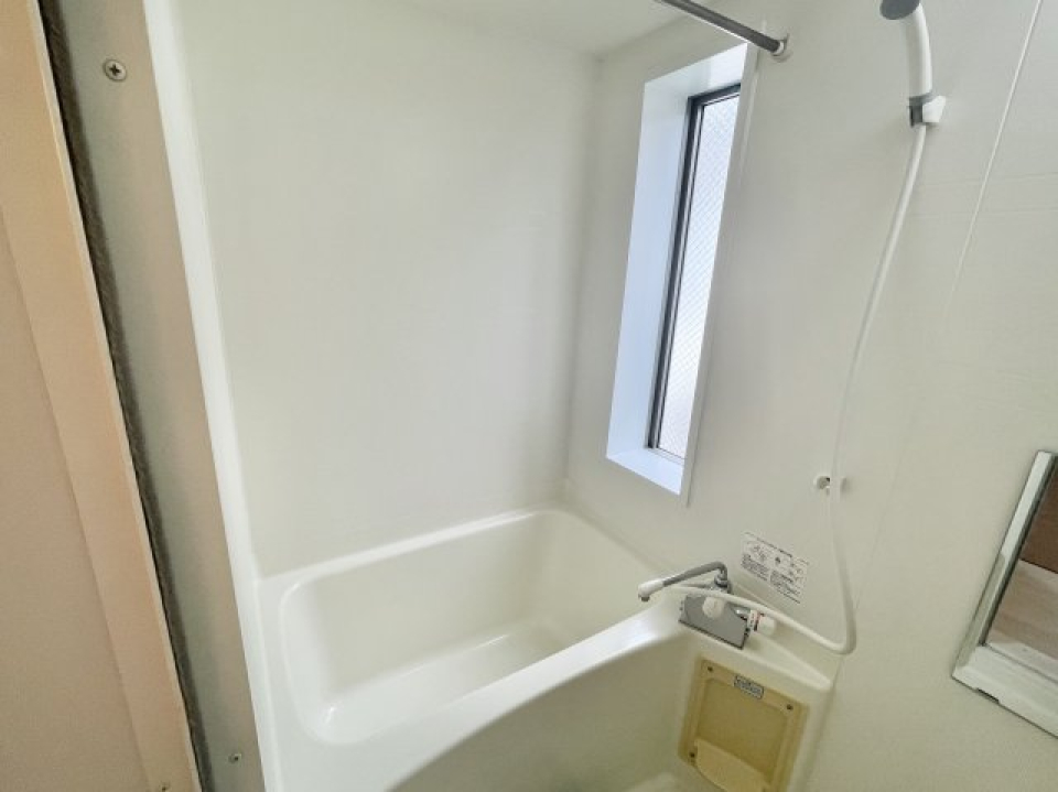 窓がある浴室の様子です。