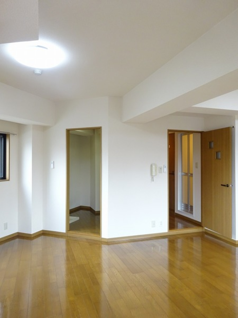 独特の部屋の形をしていますね‼
