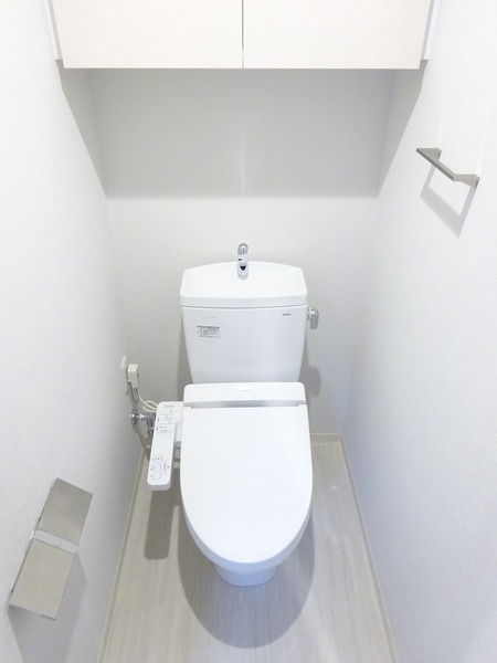 棚があるので掃除用具など整理整頓しやすそうですね。