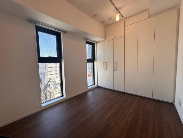 壁一面の収納あります