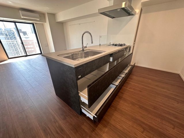 お部屋の様子が見えるシステムキッチン