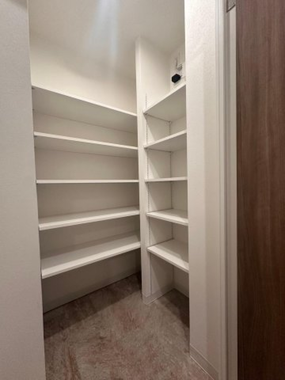 玄関には靴以外もたっぷり置ける収納スペースが