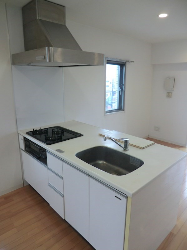 3口コンロが導入された対面式キッチン。＊参考写真