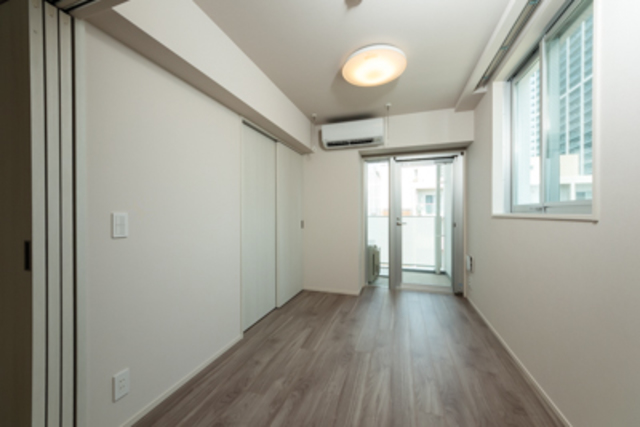 ベランダに続く寝室※写真は同タイプ住戸です。