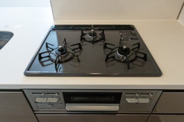 ガスコンロは嬉しい三口※写真は同タイプ住戸です。