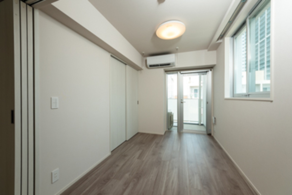 ベランダに続く寝室※写真は同タイプ住戸です。