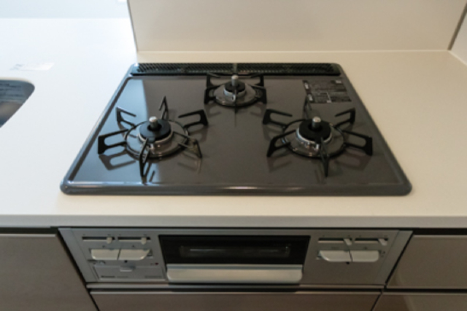 ガスコンロは嬉しい三口※写真は同タイプ住戸です。
