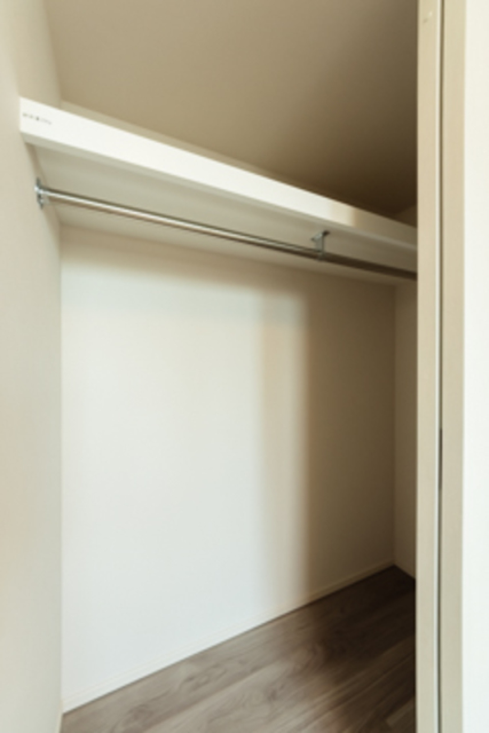 ウォークインクローゼットでタたっぷりしまえます※写真は同タイプ住戸です。