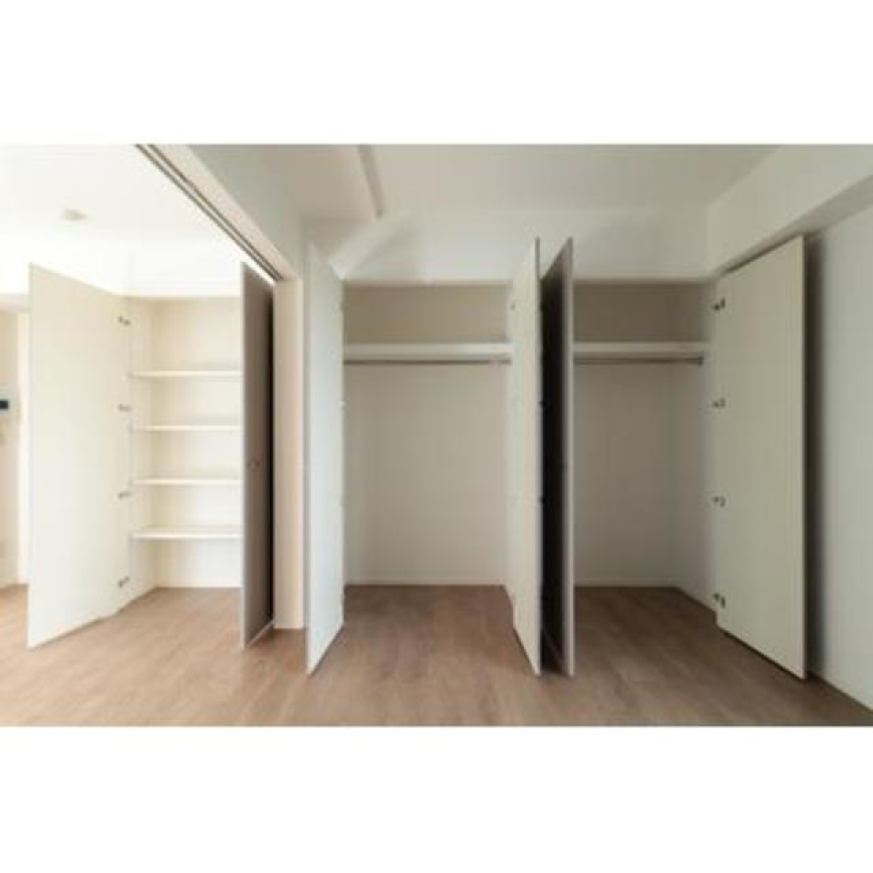 収納を開けた時の様子。※写真は同タイプ住戸です。