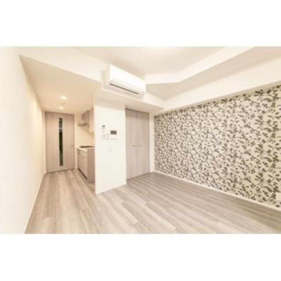 ８．４帖のLDK。壁紙が可愛いですよね！※写真は同タイプ住戸です。