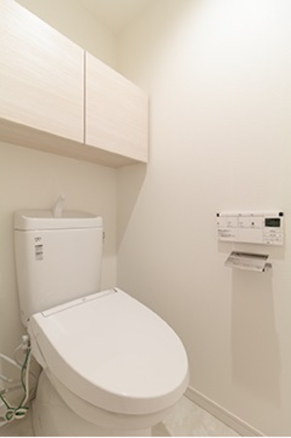 棚があるので掃除用具など整理整頓しやすそうですね。※写真は同タイプ住戸です。