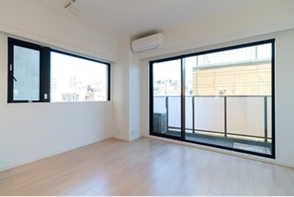 こちらはリビングで、バルコニーへのアクセスができます。※写真は同タイプ住戸です。