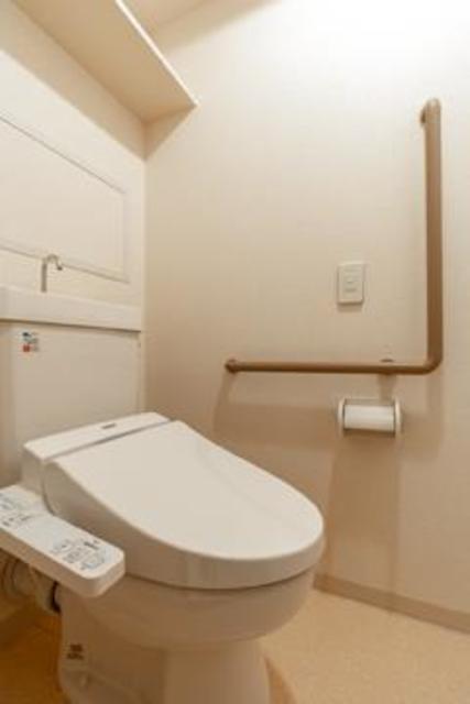 トイレの様子。棚があるので掃除用具など整理整頓しやすそうですね。※写真は同タイプ住戸です。