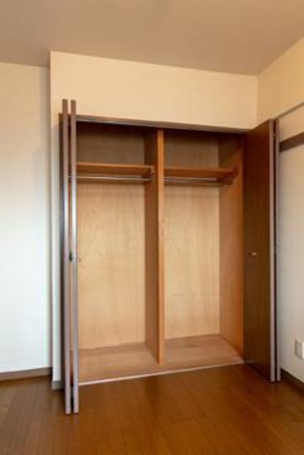 収納を開けた時の様子。※写真は同タイプ住戸です。