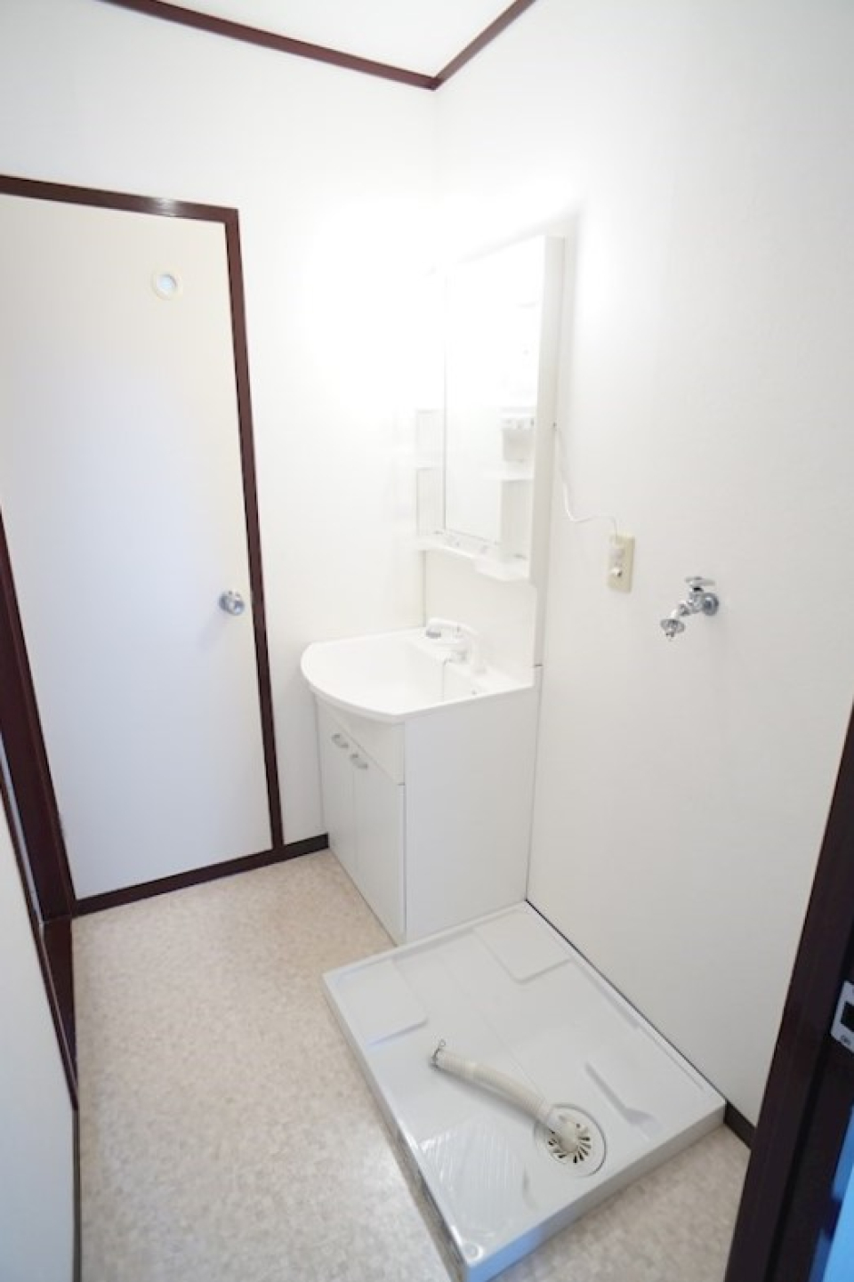 ※別部屋の写真です
写真に見えている扉の奥はトイレ。洗面の背後には浴室の扉があります