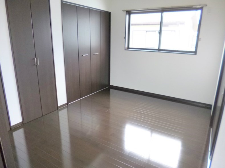 こちらの洋室①は階段上がってすぐにあります