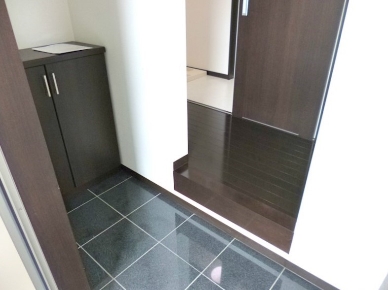 玄関スペース。石のタイルでお掃除がしやすそう