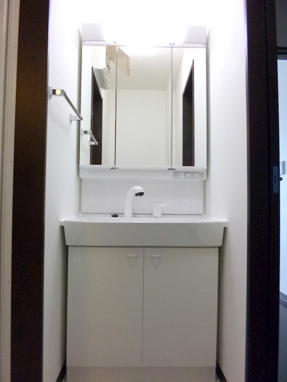 洗面は3面鏡です。