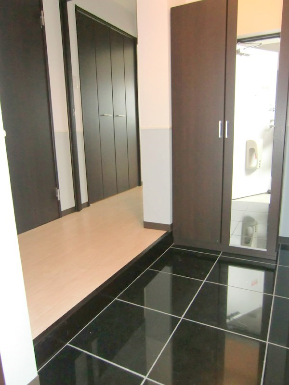 玄関の様子。全身鏡もついています！