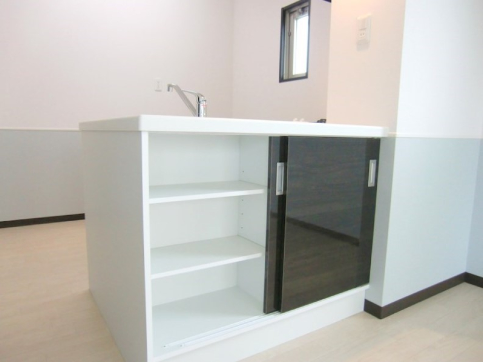 キッチン裏は収納スペースになっていて、しかも引戸で隠せます！